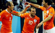 解说员：荷兰以前头重脚轻，现在防线一流锋线靠德佩苦苦支撑