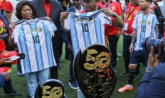 梅西赛前将球衣赠予安哥拉总统，总统回赠他一座纪念奖杯