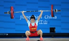 举重亚锦赛：赵金红包揽女子45公斤级三项冠军 打破抓举世界纪录