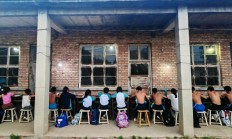 铁皮房、土操场，这里有一座“筑梦”摔跤馆